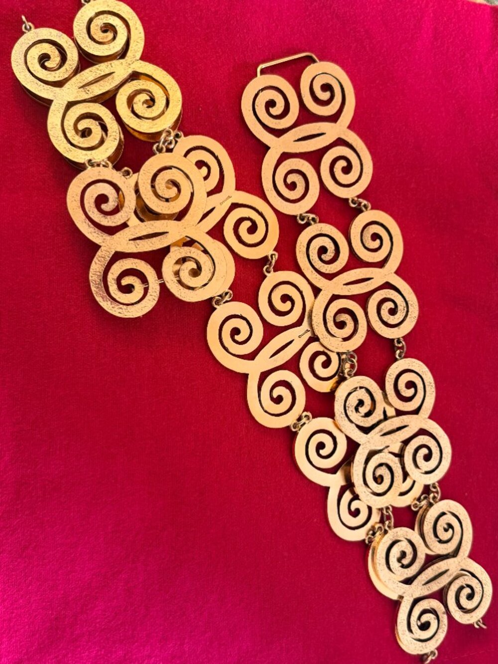 Superb CHANEL Signed Gold Tone Metal Link Statement Belt Spiral Swirl